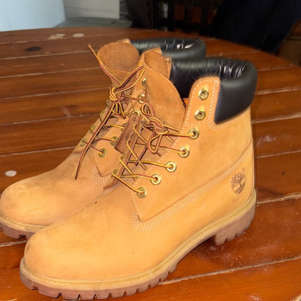 Timberland Men's Classic Wheat Boots size 9-1/2
